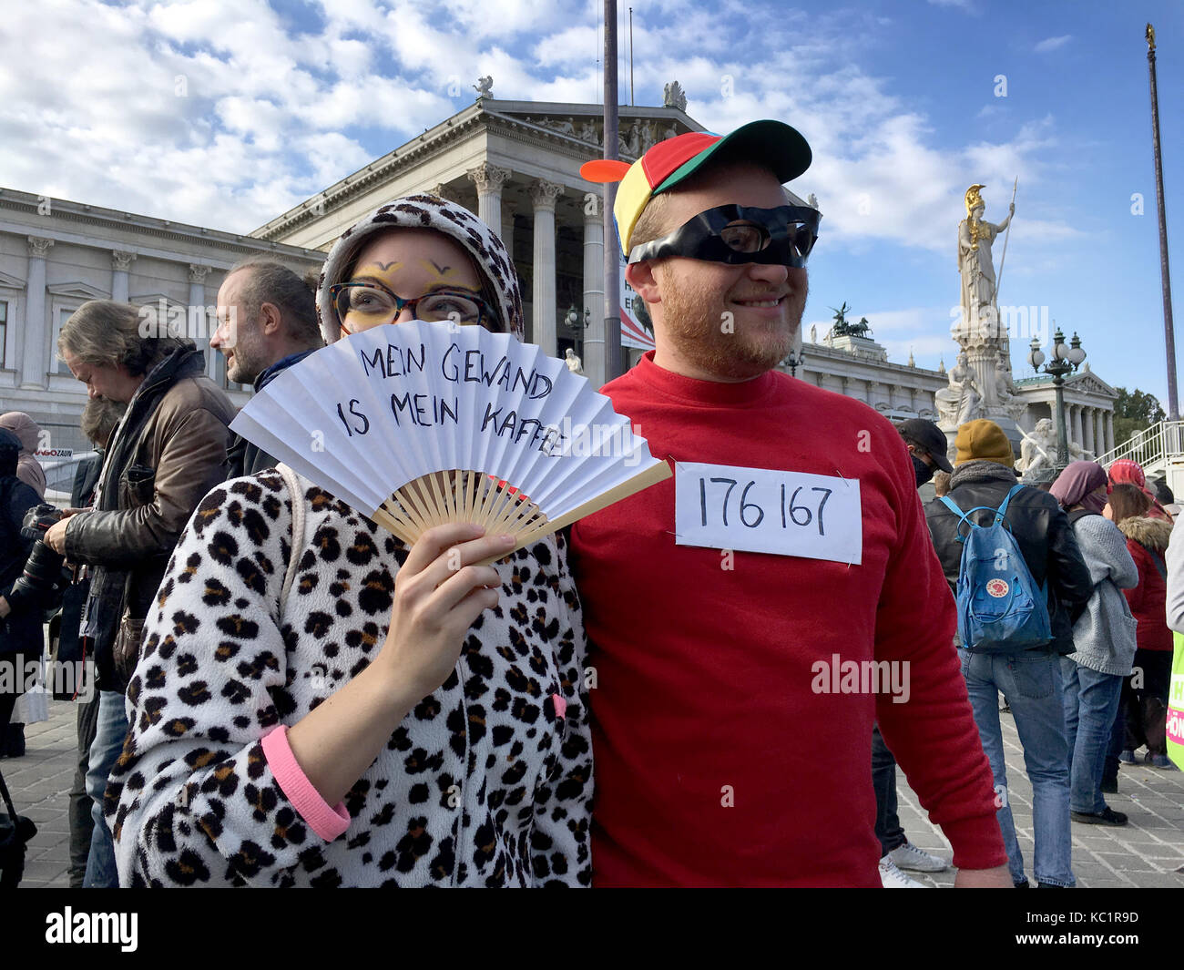 Wien, Österreich. 1. Okt 2017. Menschen demonstrieren gegen den Gesichtsschleier verbieten, außerhalb des Parlaments in Wien, Österreich, 1. Oktober 2017. Viele trugen Masken. Credit: Matthias Röder/dpa/Alamy leben Nachrichten Stockfoto