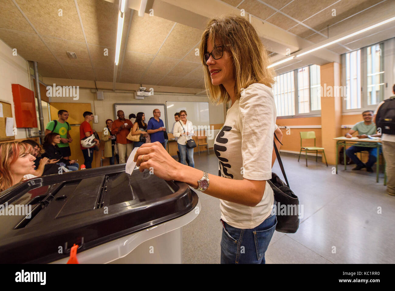 Mataro, Barcelona, Spanien. Am 1. Oktober 2017. Menschen während des Referendums über die Unabhängigkeit Kataloniens in Mataró (Barcelona, Katalonien, Spanien) Credit: Eduardo Fuster Salamero/Alamy leben Nachrichten Stockfoto