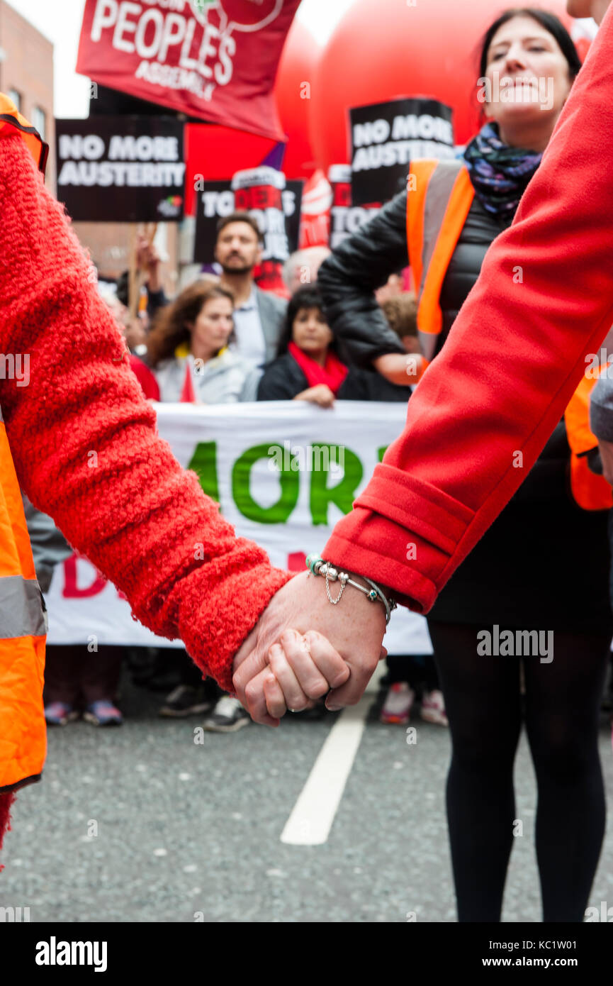 Manchester UK; 1 st. Oktober 2017: Aktivisten und Kampagne Gruppen kamen aus dem ganzen Land zu Protesten gegen die Konservative Partei, die am Beginn ihrer Konferenz 2017 in Manchester Central Convention Complex. Credit: Dave Ellison/Alamy leben Nachrichten Stockfoto