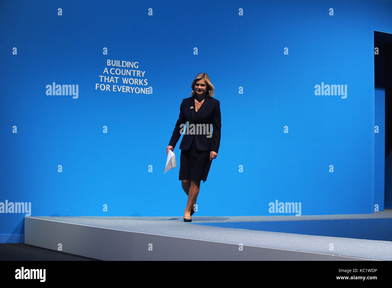 Manchester, England. Am 1. Oktober 2017. Justine Greening, Staatssekretär für Bildung über ihre Rede zur Konferenz zu liefern, am ersten Tag des dem Parteitag der Konservativen Partei in der Manchester Central Convention Complex. Diese Konferenz folgt den allgemeinen Wahlen vom Juni 2017, in dem die konservative Partei ihre parlamentarische Mehrheit in einer hing das Parlament dadurch verloren. Kevin Hayes/Alamy leben Nachrichten Stockfoto