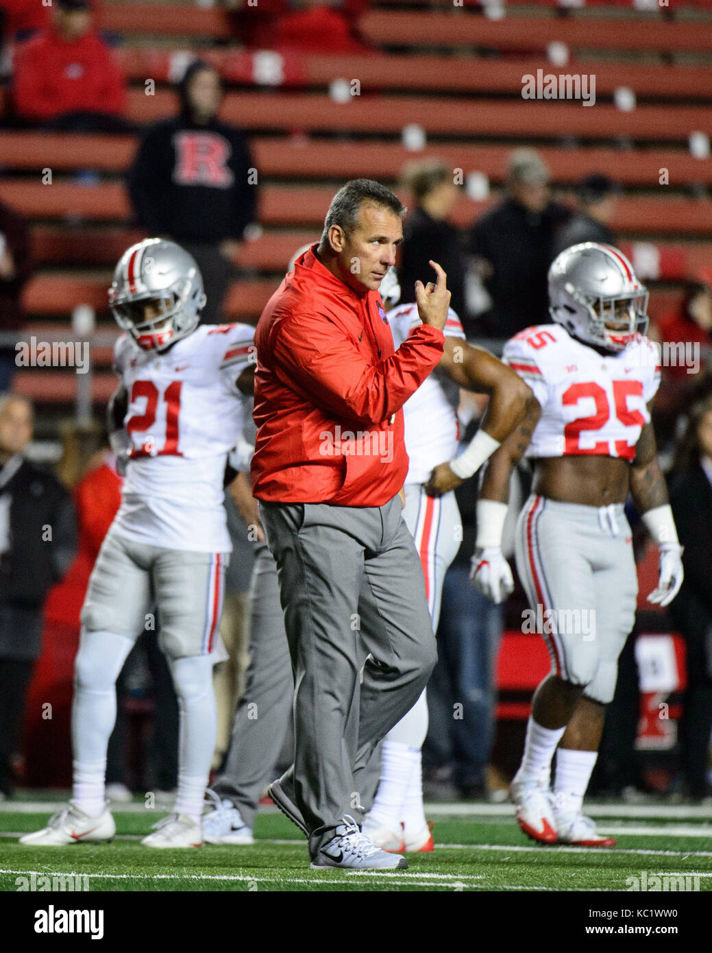 Piscataway, NJ, USA. 30 Sep, 2017. Ohio State Buckeyes Haupttrainer städtischer Meyer Gesten zu einen seiner Spieler vor dem Spiel zwischen der Ohio State Buckeyes und die Rutgers Scarlet Knights bei Highpoint Lösungen Stadion in Piscataway, NJ. Obligatorische Credit: Kostas Lymperopoulos/CSM, Kredit: Csm/Alamy leben Nachrichten Stockfoto