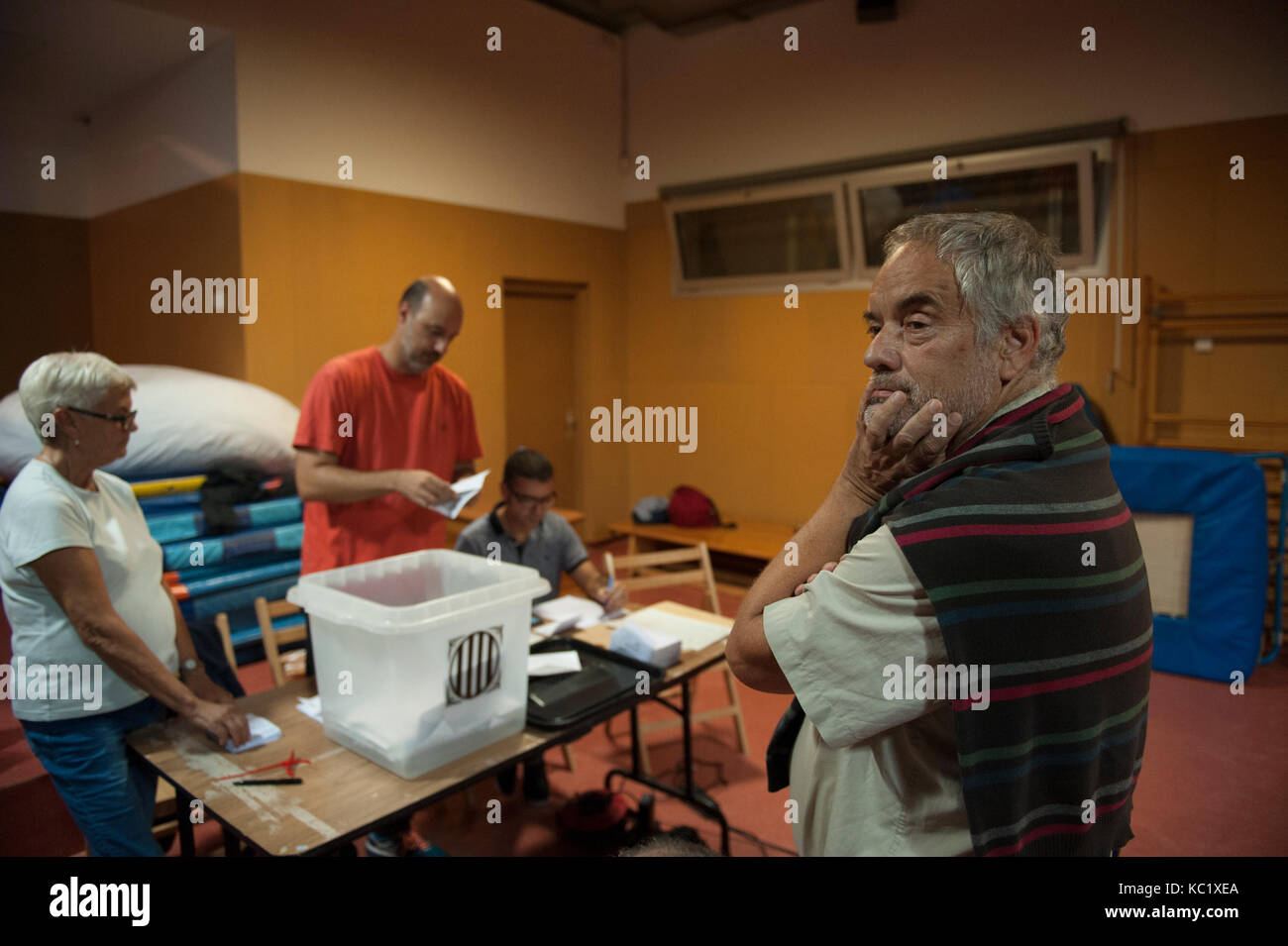 Barcelona, Katalonien. Oktober 1, 2017. Die Auszählung der Stimmen beginnt, shuffle Daten der Teilnahme von 3.000.000 Menschen. Credit: Charlie Perez/Alamy leben Nachrichten Stockfoto