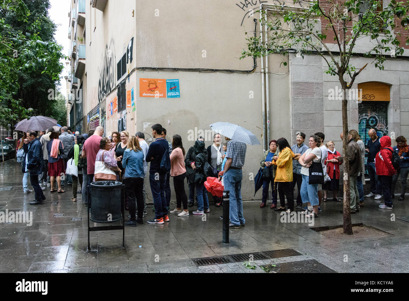 Barcelona, Spanien. Oktober 2017. Menschen warten auf ihre Stimme im Institut Miquel Tarradell. Kredit: Daniel Baker/Alamy Live News Stockfoto