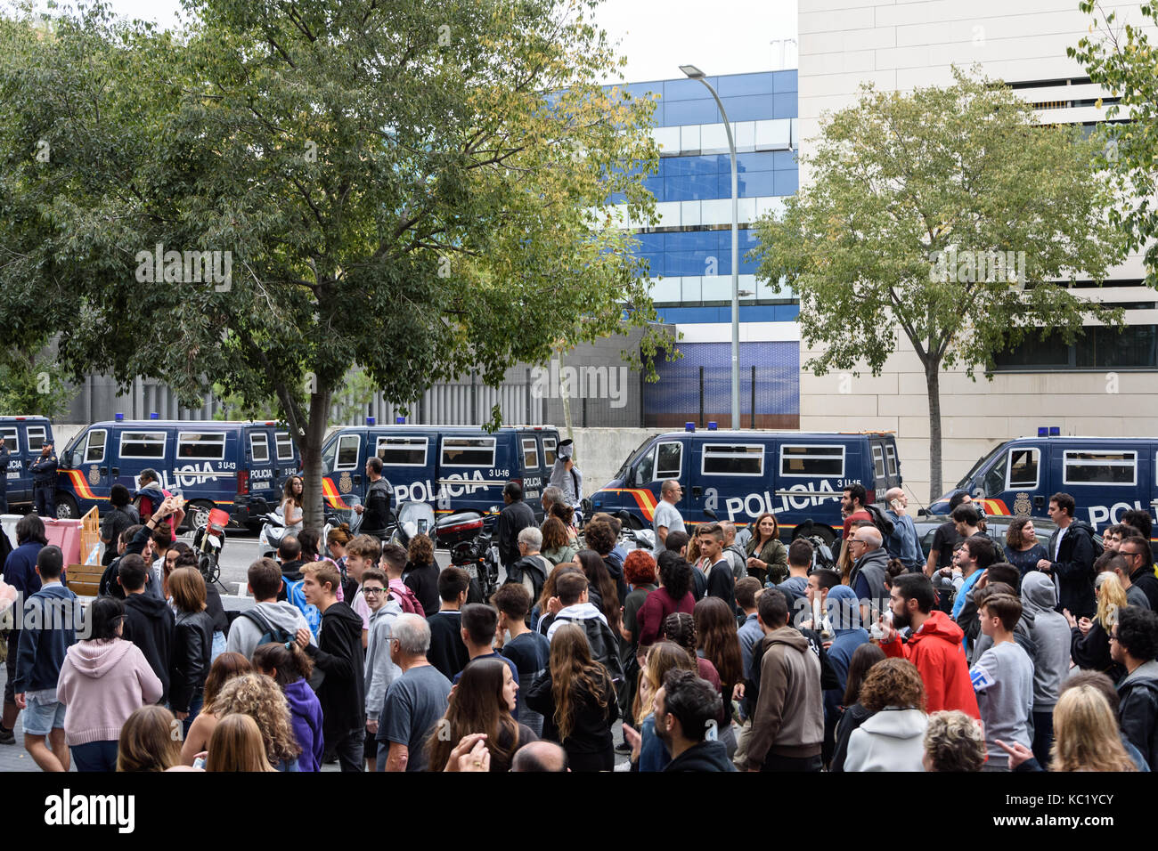 Barcelona, Spanien. Oktober 2017. Menschen, die an einer Reihe von Polizeiwagen in Barcelona vorbeilaufen. Kredit: Daniel Baker/Alamy Live News Stockfoto