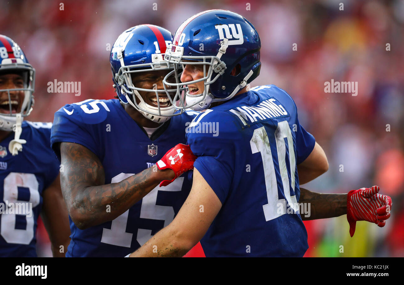 Tampa, Florida, USA. 1. Okt 2017. Wird VRAGOVIC | Zeiten. New York Giants Quarterback Eli Manning (10) feiert sein 14-Yard-hetzenden Touchdown mit wide receiver Brandon Marshall (15) im zweiten Quartal das Spiel zwischen den New York Giants und die Tampa Bay Buccaneers bei Raymond James Stadium in Tampa, Fla., am Sonntag, den 01.10.2017. Kreditkarten: werden Vragovic/Tampa Bay Zeiten/ZUMA Draht/Alamy leben Nachrichten Stockfoto