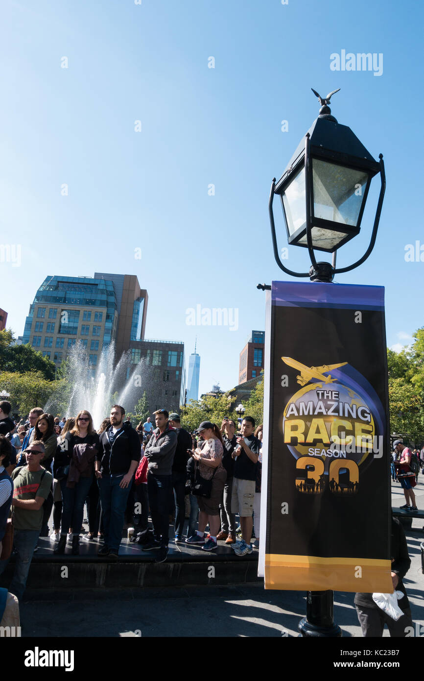 Menge aufgereiht, die für die Aufnahme von 30 Saisonauftakt der Amazing Race Fernsehsendung am Washington Square Park in New York City, NY, USA Stockfoto