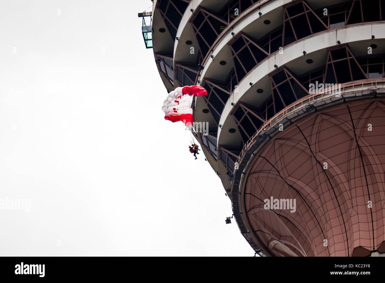 Kuala Lumpur, Malaysia. 1. Okt 2017. KL Tower host die extreme Sport Base Jumping 2017 Veranstaltung, zieht eine internationale Gruppe von Jumper zu Kuala Lumpur, Malaysia. KL Tower Sprung auf 300 Meter Höhe. Credit: Danny Chan/Alamy leben Nachrichten Stockfoto