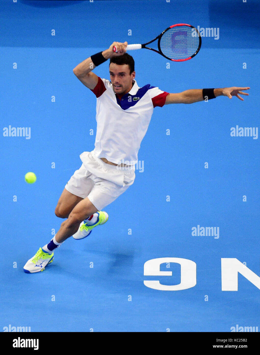 Peking, China. 2. Okt 2017. Roberto Bautista Agut Spaniens gibt einen Schuß während der Männer singles gegen Zhang Ze von China bei China 2017 in Peking, der Hauptstadt von China, Oktober 2, 2017. Agut gewann 2-0. Credit: Zhang Chenlin/Xinhua/Alamy leben Nachrichten Stockfoto