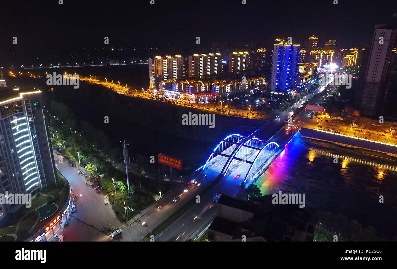 Nanchang. 27 Sep, 2017. Luftaufnahme auf Sept. 27, 2017 zeigt die Nacht Blick von ruijin Stadt, im Osten der chinesischen Provinz Jiangxi. Der Vorläufer der Volksrepublik China, der vorläufigen Regierung der Chinesischen Sowjetrepublik, wurde im Ruijin 1931 gegründet, und als solche ist es wie der 'Red Eigenkapital anerkannt' und eine Wiege der Chinesischen Revolution. Quelle: Wan Xiang/Xinhua/Alamy leben Nachrichten Stockfoto