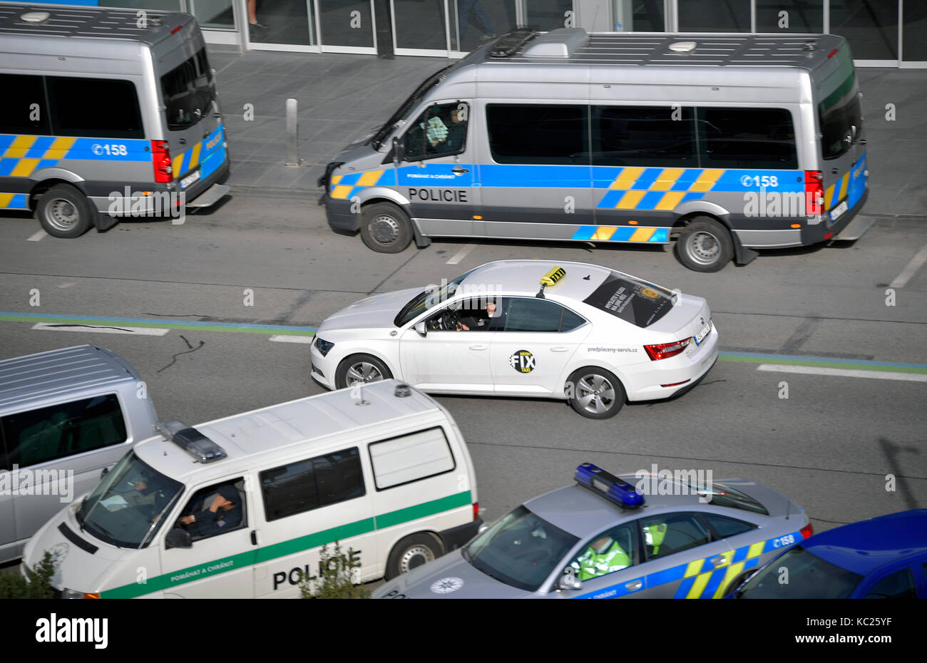 Verband der Tschechischen Taxifahrer organisiert einen Bummelstreik Protest gegen Uber Dienstleistungen in der Nähe des Flughafen Ruzyne in Prag, Tschechische Republik, am 2. Oktober 2017. Tschechische Polizisten bieten Sicherheit in 20 Orten. (CTK Photo/Michal Dolezal) Stockfoto