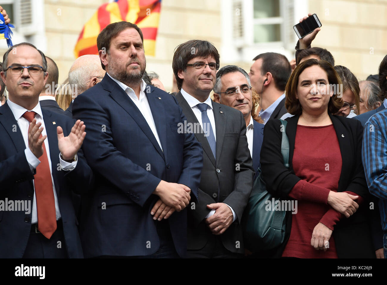 Barcelona, Spanien. 2. Oktober, 2017. Politik Carles Puigdemont, Oriol Junqueras, Ada Colau auf Akte gegen die Gewalt der Polizei während 1-0 Referendum in Barcelona Montag, Oktober 2, 2017 Quelle: Gtres Información más Comuniación auf Linie, S.L./Alamy leben Nachrichten Stockfoto