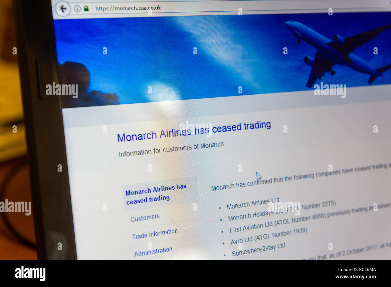 Vereinigtes Königreich, 2. Oktober, 2017. Monarch Airlines, die beschäftigt rund 2.100 Mitarbeiter und erzielte einen £291 m Verlust im vergangenen Jahr Tätigkeit eingestellt hat. Dies war der Monarch Startseite heute morgen als über 860.000 Menschen verloren haben, Buchungen und 110.000 Urlauber in Übersee gestrandet sind. Credit: Andy Gibson/Alamy Leben Nachrichten. Stockfoto