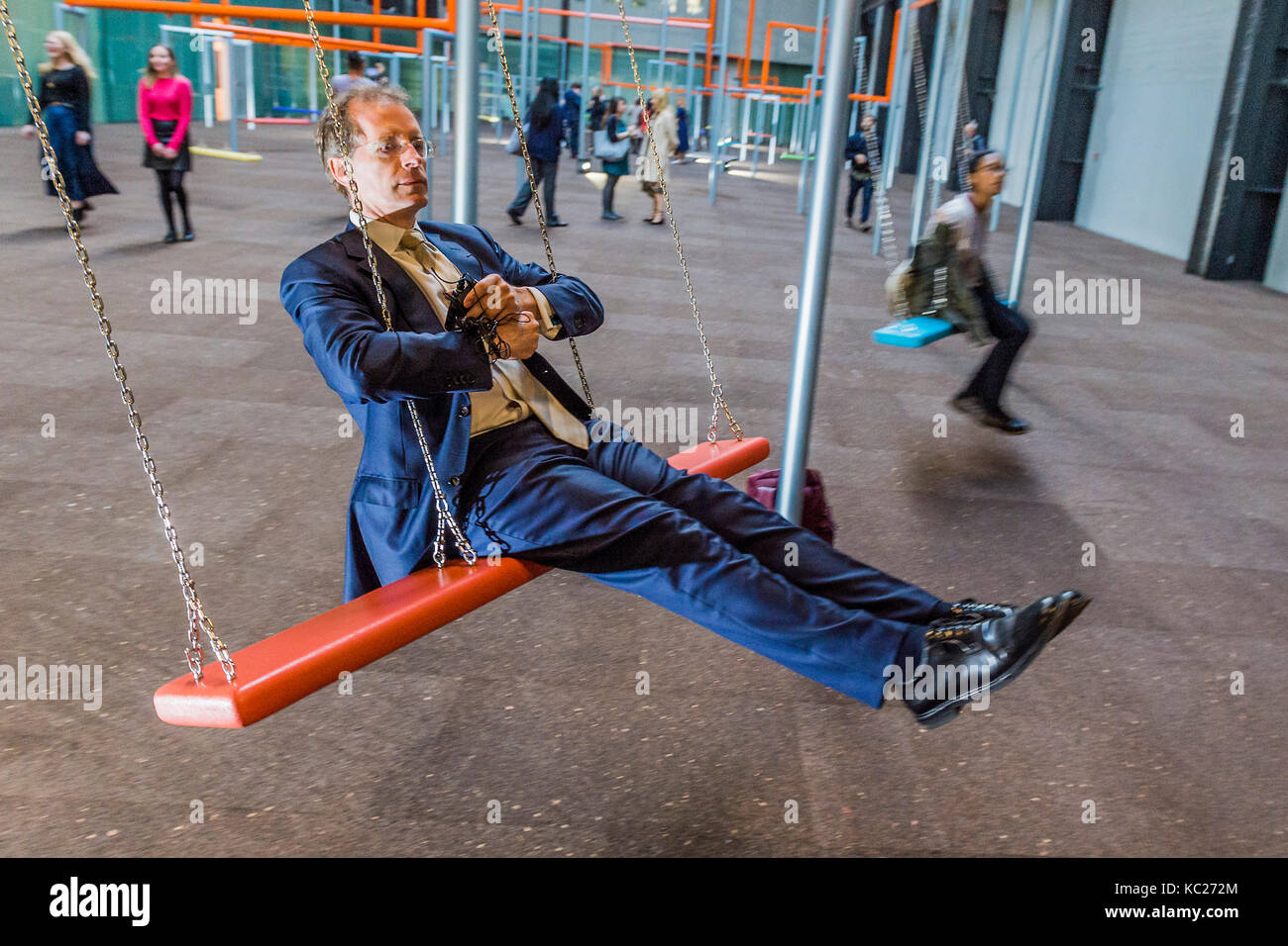 London, Großbritannien. 02 Okt, 2017. Besucher genießen die Schaukeln-0 2017 Hyundai Kommission von SUPERFLEX, einer dänischen Kollektiv, in der Turbinenhalle der Tate Modern angelegt. SUPERFLEX, für ihre Interessen zu vereinen urbane Räume bekannt und kommentierte Gesellschaft mit Authentizität durch Kunst London 02 Okt 2017. Credit: Guy Bell/Alamy leben Nachrichten Stockfoto