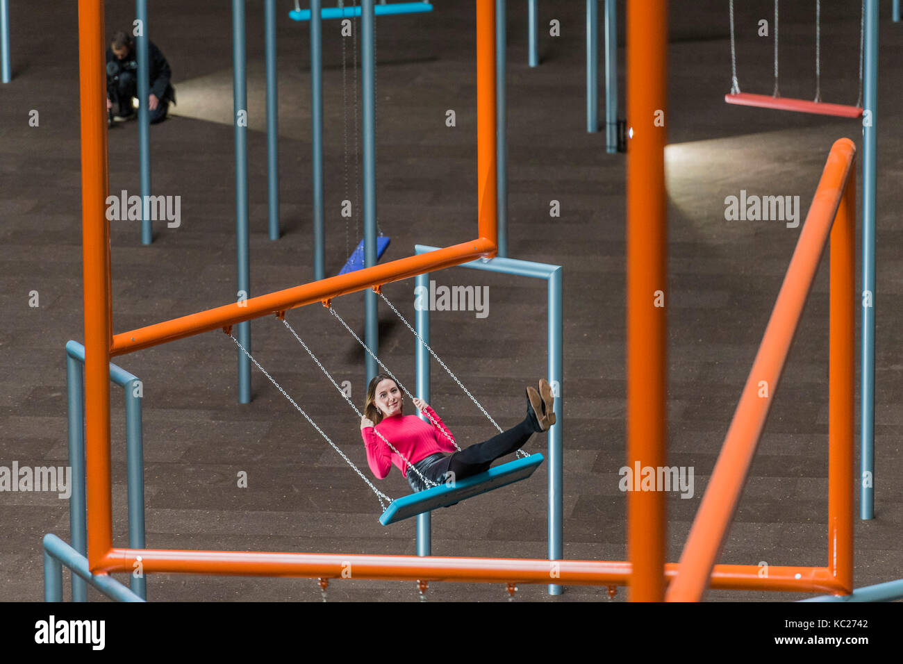 London, Großbritannien. 02 Okt, 2017. Besucher genießen die Schaukeln-0 2017 Hyundai Kommission von SUPERFLEX, einer dänischen Kollektiv, in der Turbinenhalle der Tate Modern angelegt. SUPERFLEX, für ihre Interessen zu vereinen urbane Räume bekannt und kommentierte Gesellschaft mit Authentizität durch Kunst London 02 Okt 2017. Credit: Guy Bell/Alamy leben Nachrichten Stockfoto