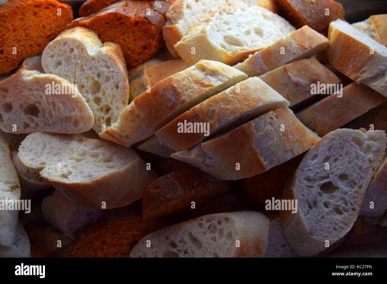 Französisches Brot in Scheiben geschnitten, Französisches Brot Brot, Baguette, Stockfoto