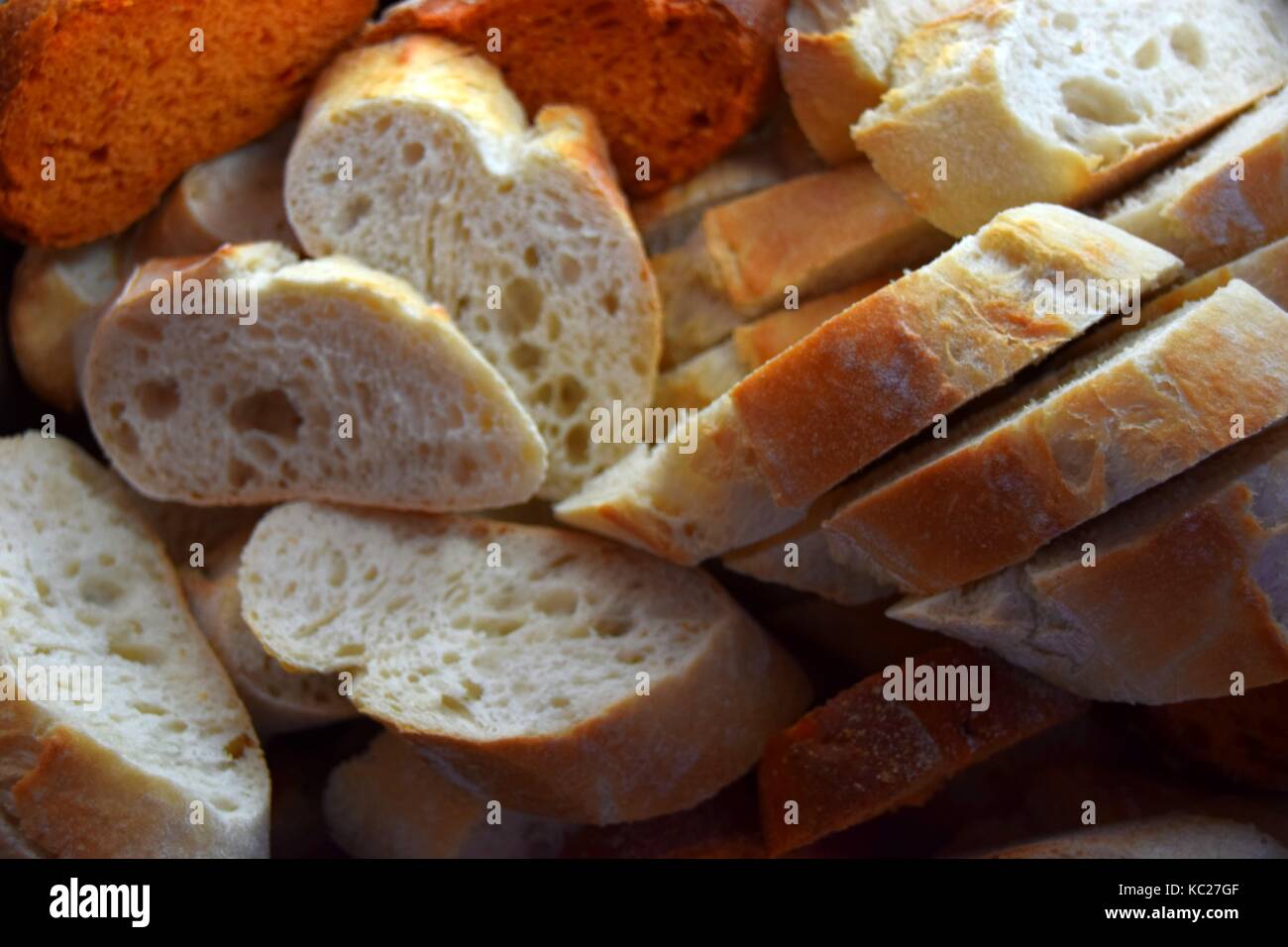 Französisches Brot in Scheiben geschnitten, Französisches Brot Brot, Baguette, Stockfoto
