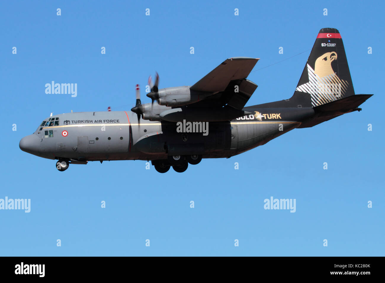 Militärische Luftfahrt. Turkish Air Force Lockheed C-130E Hercules mittlerer taktischer Lufttransport Flugzeuge Stockfoto