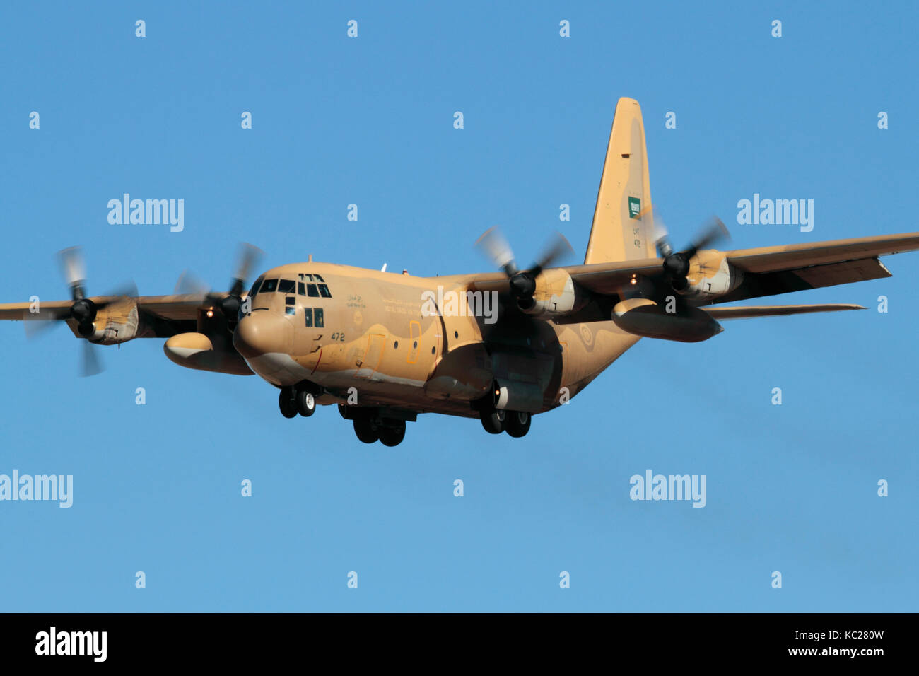 Military Air Transport. Royal Saudi Air Force Lockheed C-130H Hercules turboprop Flugzeug auf Ansatz Stockfoto