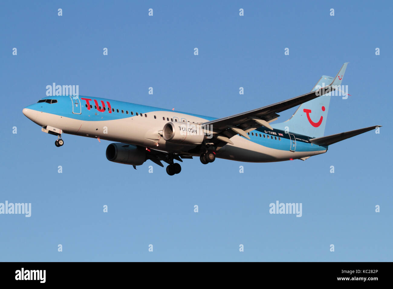 Kommerzielle Luftfahrt. TUI Airlines (vormals Thomson Airways) Boeing 737-800 Passenger Jet Flugzeug auf Ansatz Stockfoto
