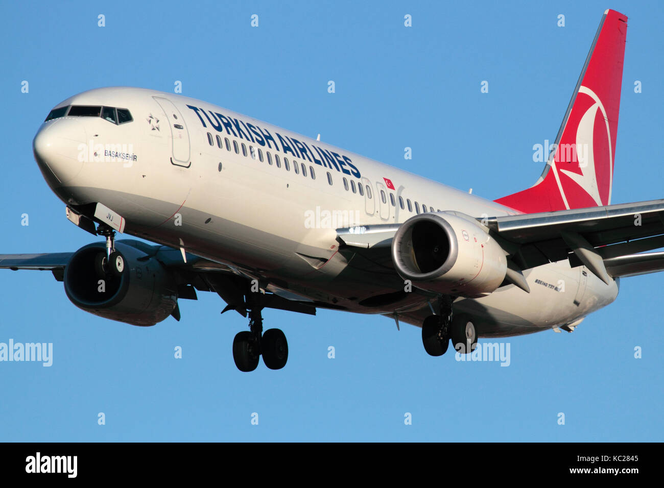 Turkish Airlines Boeing 737-800 Passagierflugzeug im Anflug. Nahaufnahme von vorne. Gewerblicher Flugverkehr. Stockfoto