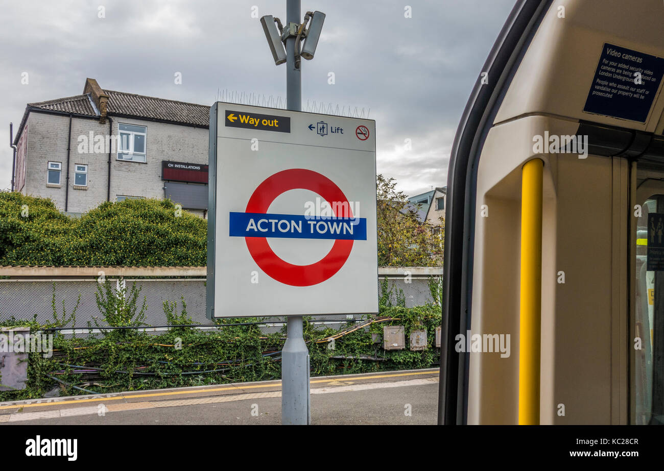 Londoner U-Bahn Station Acton Town Zeichen auf der leeren Plattform, aus dem Inneren der U-Bahn getroffen, wobei niemand herum. London, W3, England, UK. Stockfoto