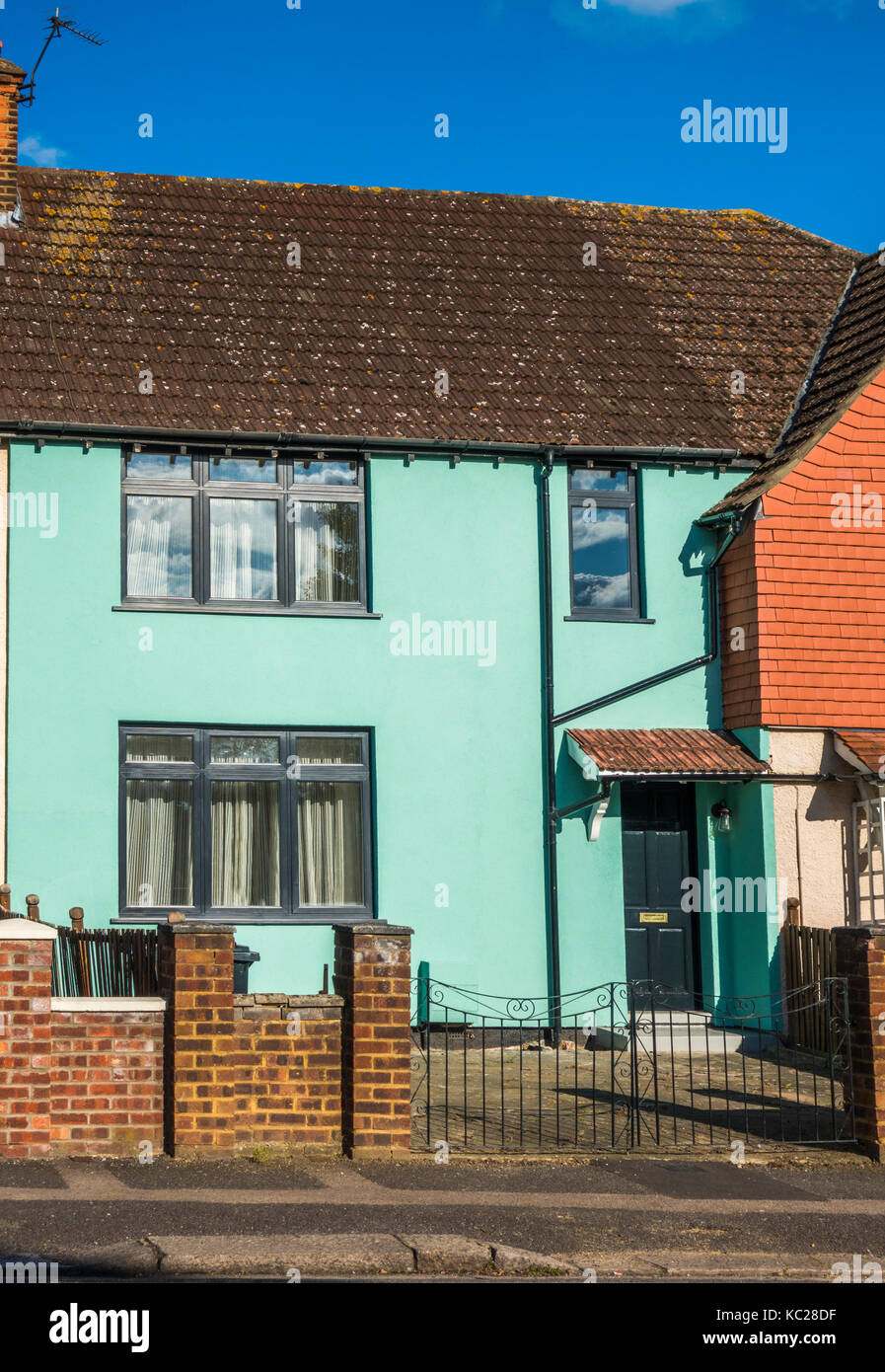 Der Sonnenbeschienenen, traditionell Bauen, mittlere Terrasse Haus, grün lackiert, auf einer Ex-Rat Immobilien in South Ealing, London W5, England, Großbritannien. Stockfoto