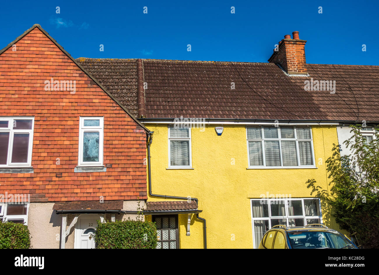 Der Sonnenbeschienenen, traditionell Bauen, mittlere Terrasse Haus, gelb lackiert, auf einer Ex-Rat Immobilien in South Ealing, London W5, England, Großbritannien. Stockfoto