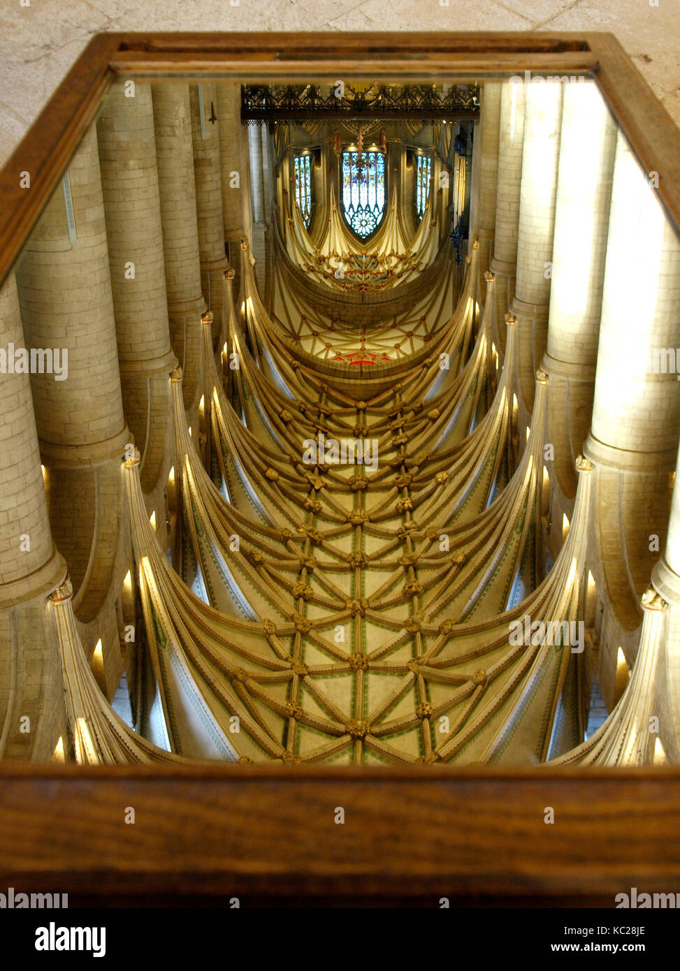 Decke von Tewkesbury Abbey gesehen durch einen Spiegel, Tewkesbury Abbey, Gloucestershire, Vereinigtes Königreich Stockfoto