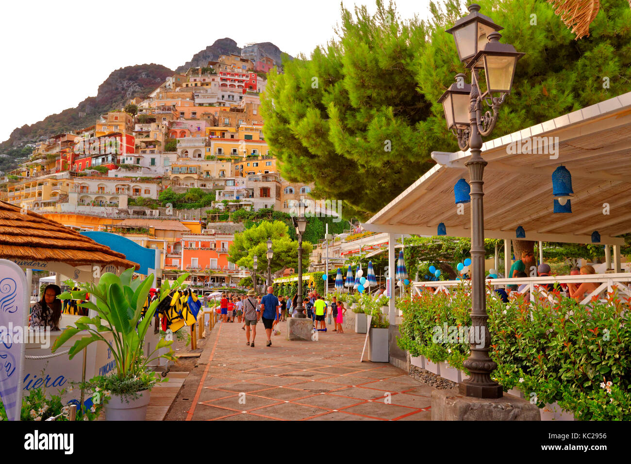 Beach Concourse von Positano an der Amalfiküste in der Provinz Salerno, Italien. Stockfoto