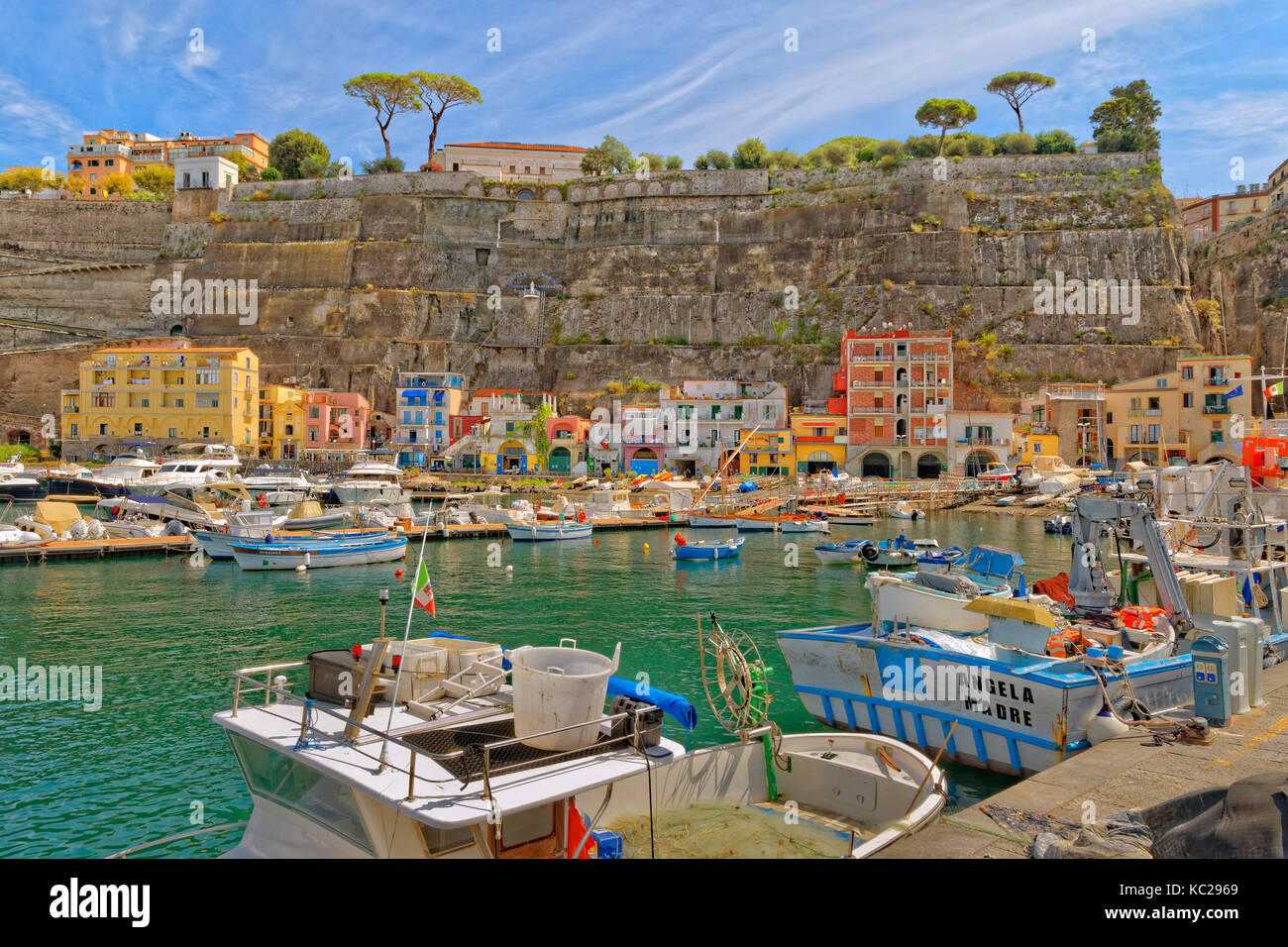 Hafen von Marina Di Cassano, Piano di Sorrento, Kampanien, Italien. Stockfoto