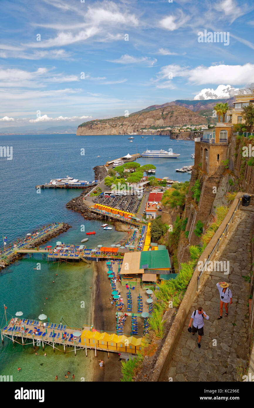 Hafen von Sorrento und die Bucht von Neapel in Kampanien, Italien. Stockfoto