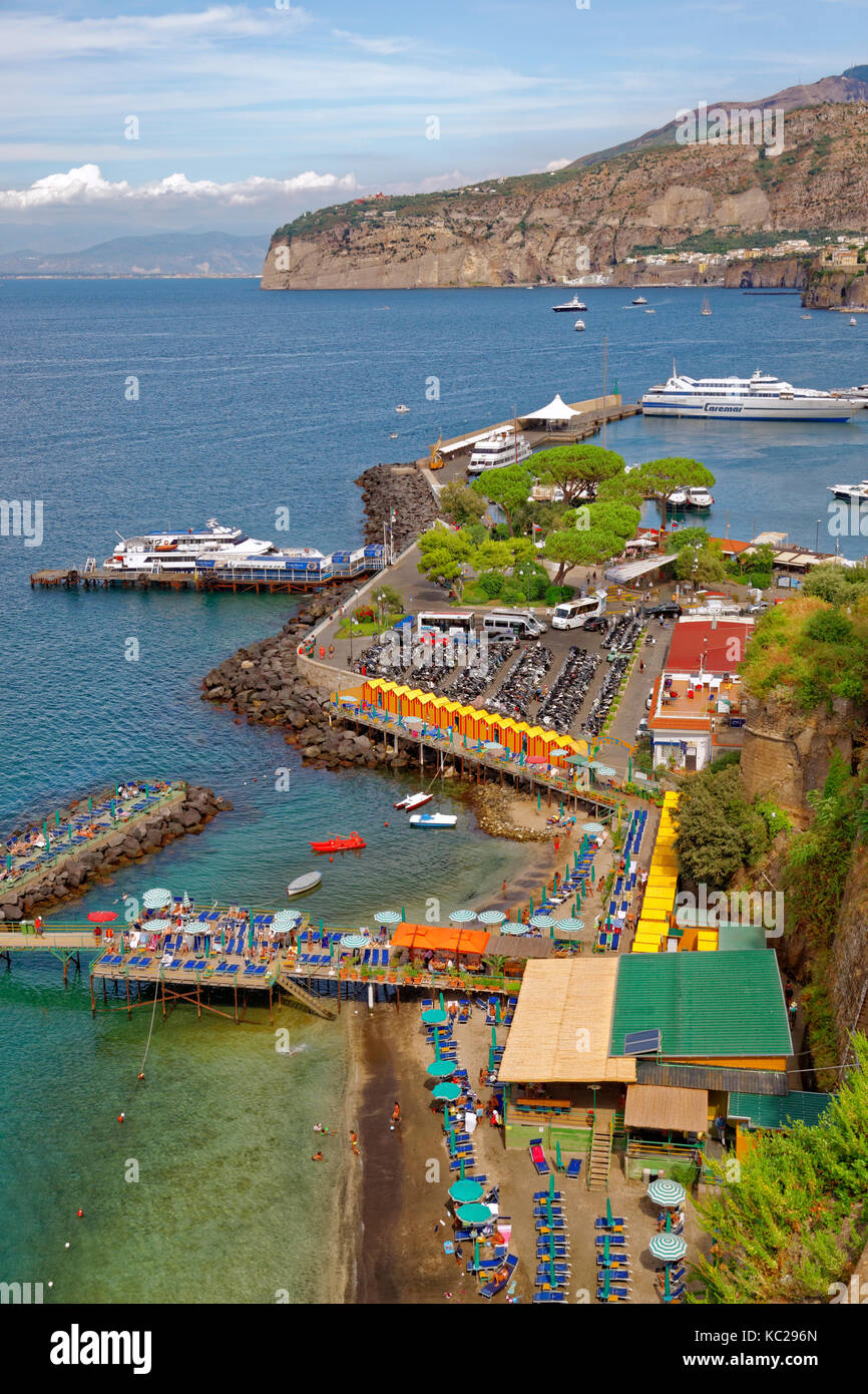 Hafen von Sorrento und die Bucht von Neapel in Kampanien, Italien. Stockfoto