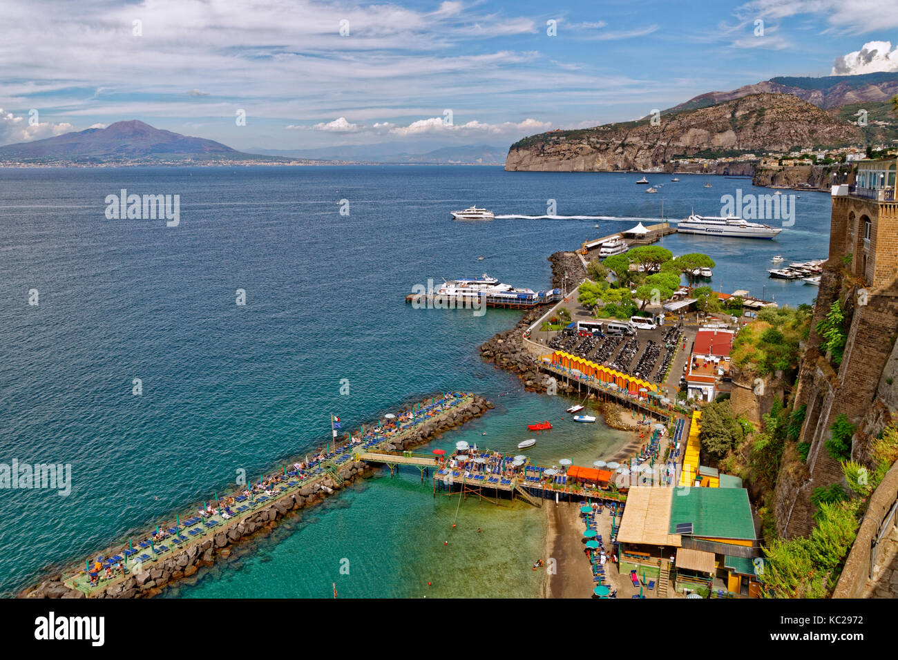 Hafen von Sorrento und die Bucht von Neapel in Kampanien, Italien. Stockfoto