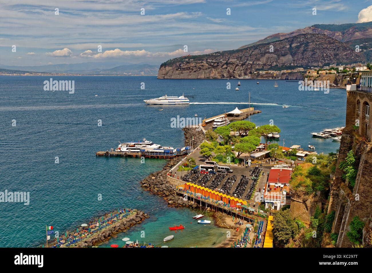 Hafen von Sorrento und die Bucht von Neapel in Kampanien, Italien. Stockfoto