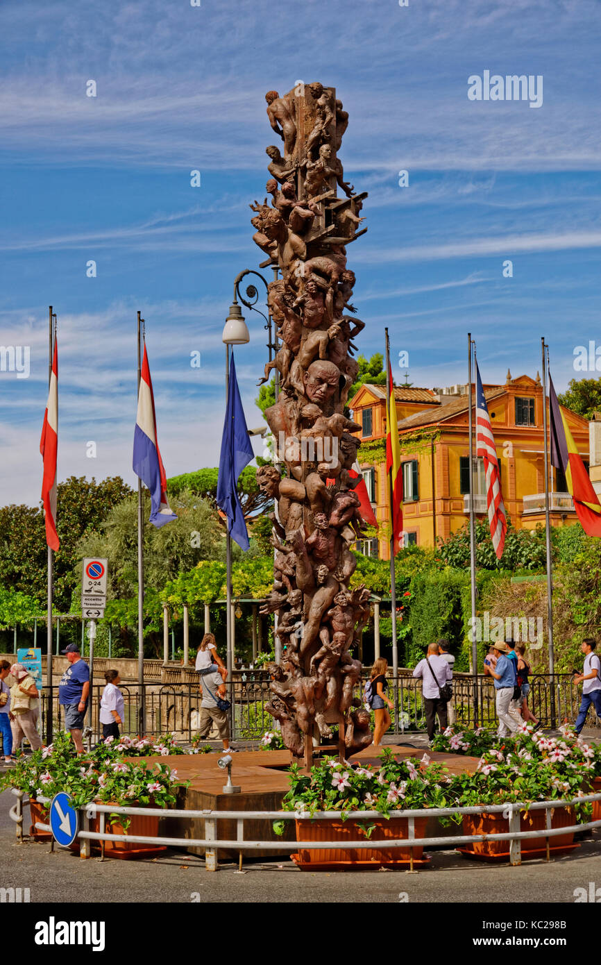 Geformtes Gebäude an der Piazza Tasso, dem Hauptplatz von Sorrent, in der Nähe von Neapel, Italien. Stockfoto