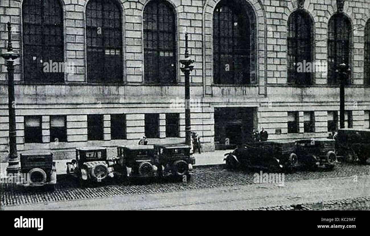 1930 - Oldtimer aufgereiht vor dem Polizeipräsidium in Chicago, USA Stockfoto