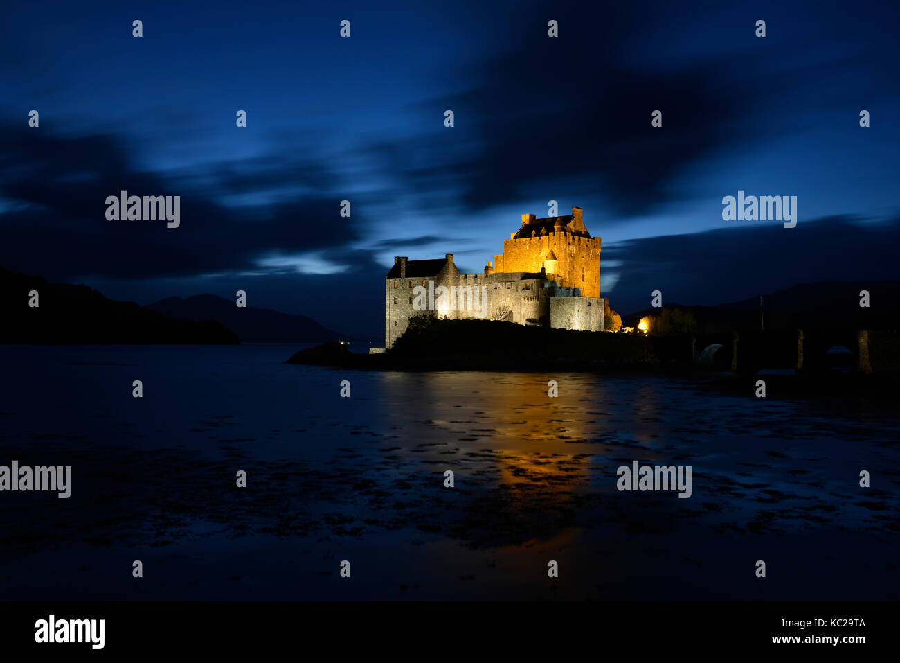 Eilean Donan Castle in gleißendem Flutlicht Stockfoto