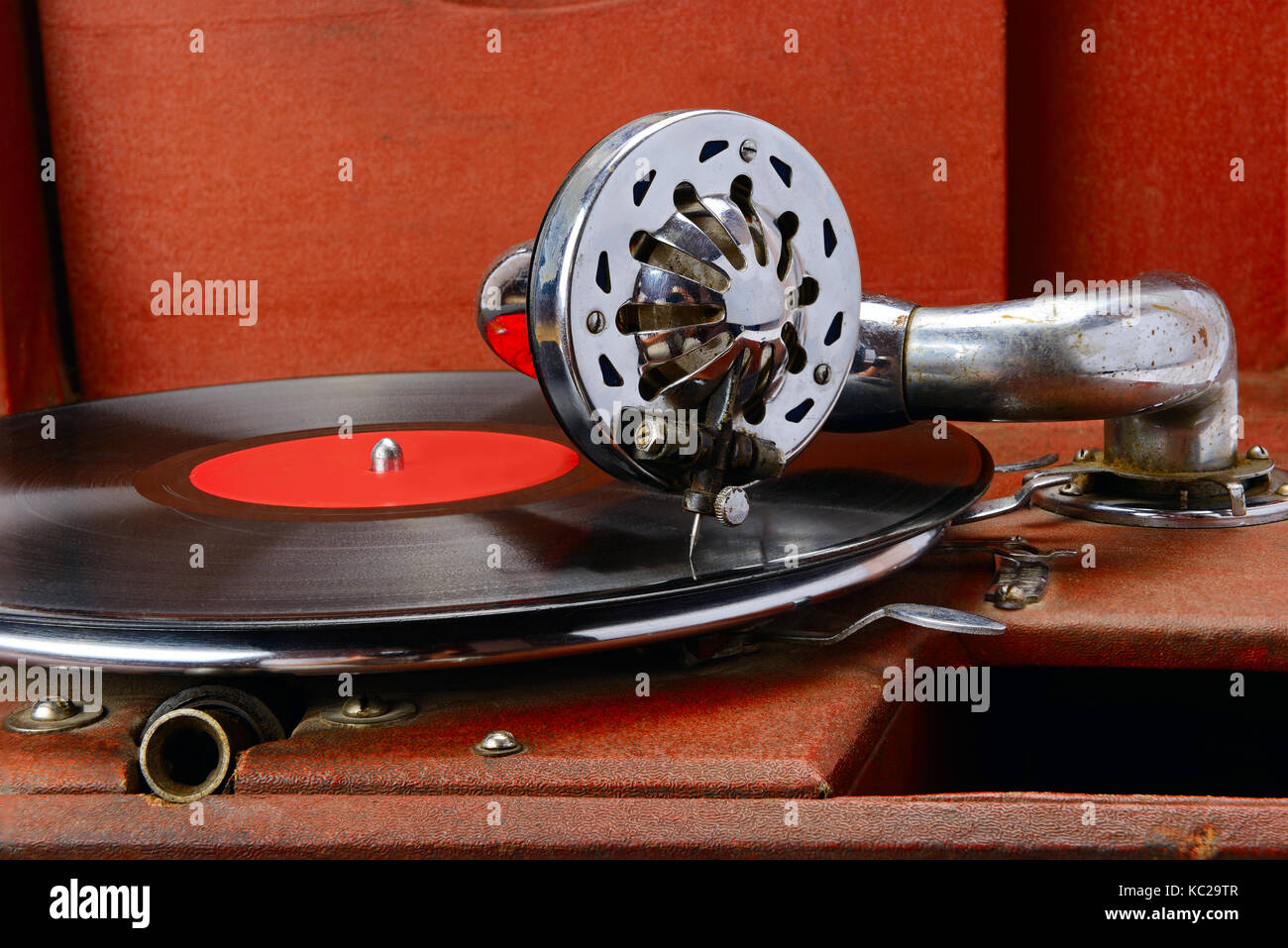 Vintage gramophone mit Vinyl Disc. Close-up. Stockfoto