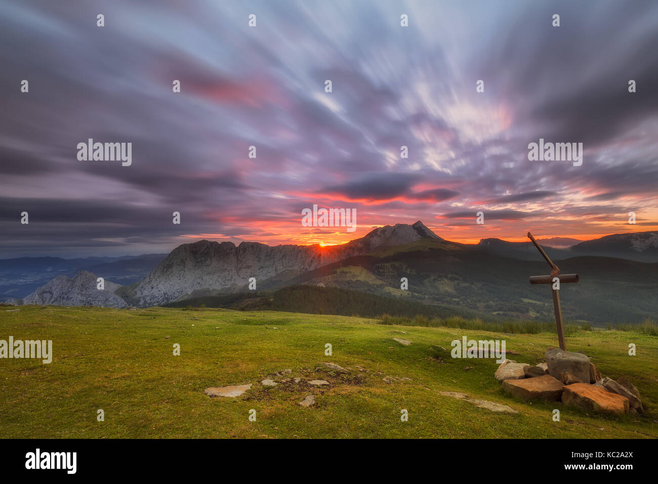 Sonnenaufgang am Saibigan peak in Urkiola Natural Park Stockfoto