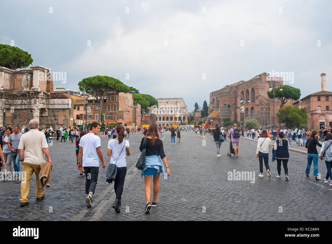 Leute, die in der Via dei Fori Imperiali neben dem Kolosseum in Rom, Italien Stockfoto