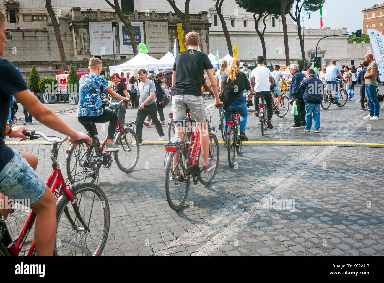 Menschen Reiten Fahrräder in Rom, Italien Stockfoto