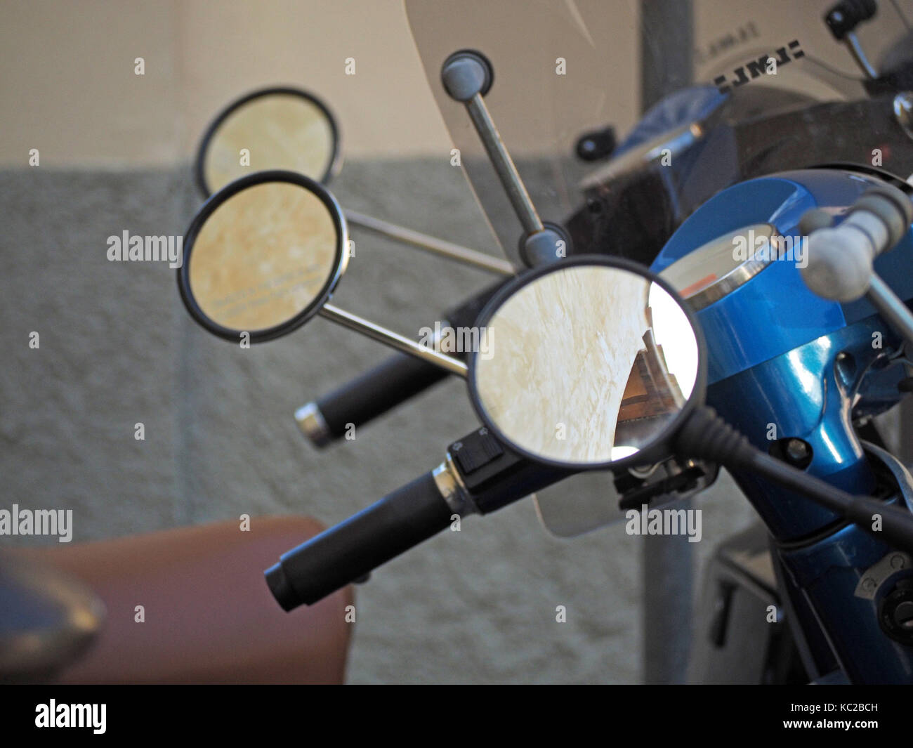 Außenspiegel der Vespa Motorroller in Greve in Chianti, Florenz in der Toskana, Italien Stockfoto