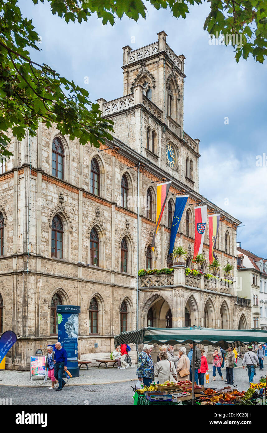 Deutschland, Thüringen, Weimar, Blick auf das Rathaus am Marktplatz am Markttag Stockfoto