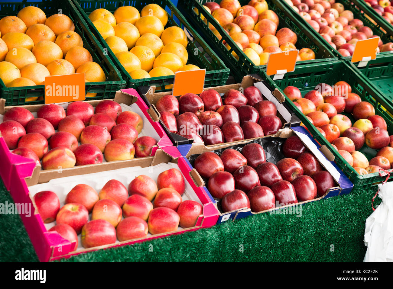 Frische Früchte in Feld angezeigt am Markt Stockfoto