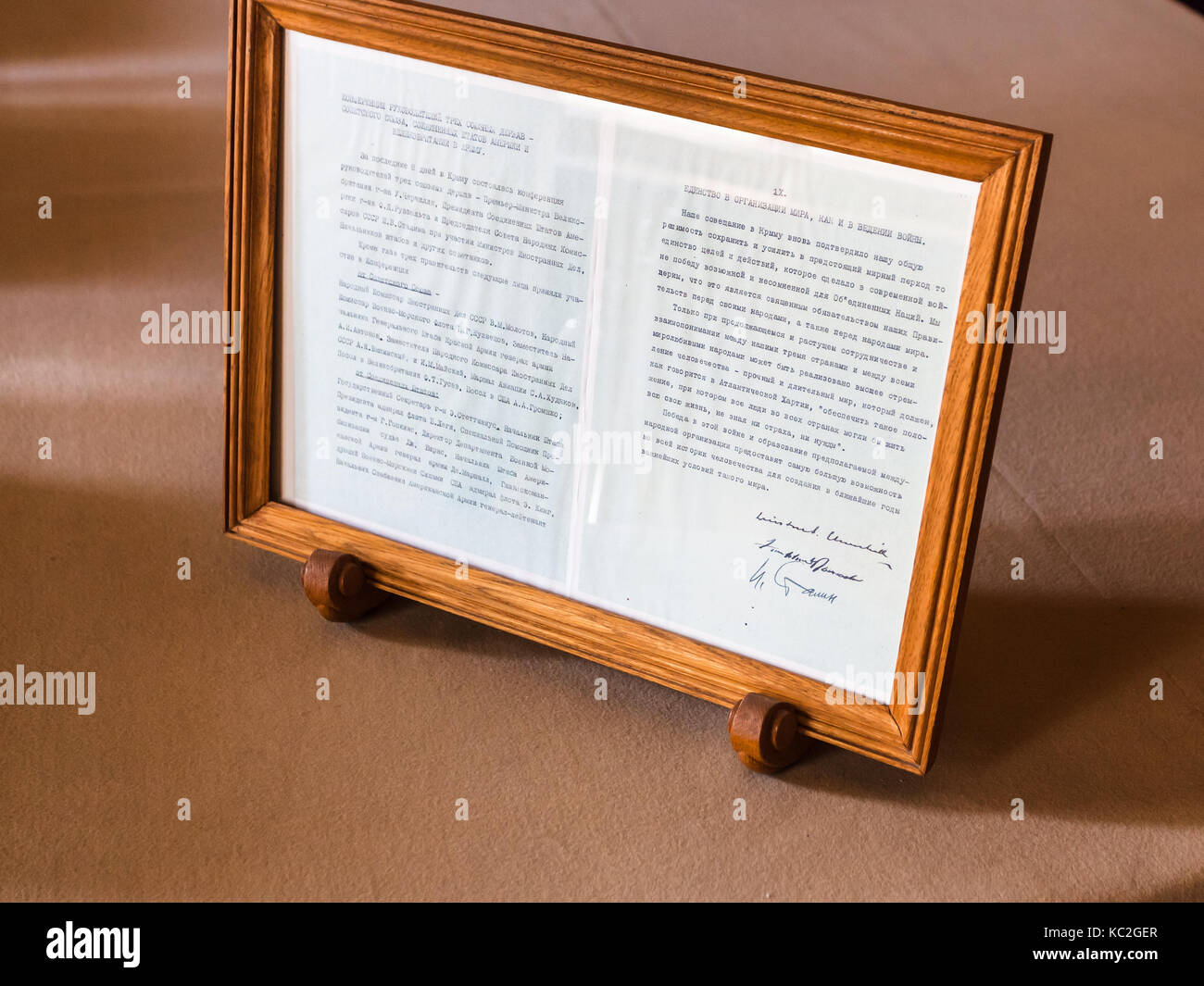 LIVADIYA, Krim - September 21, 2017: blatt Erklärung mit den Unterschriften von Stalin, Roosevelt, Churchill in Livadia Palast. Der Palast wurde die Stockfoto