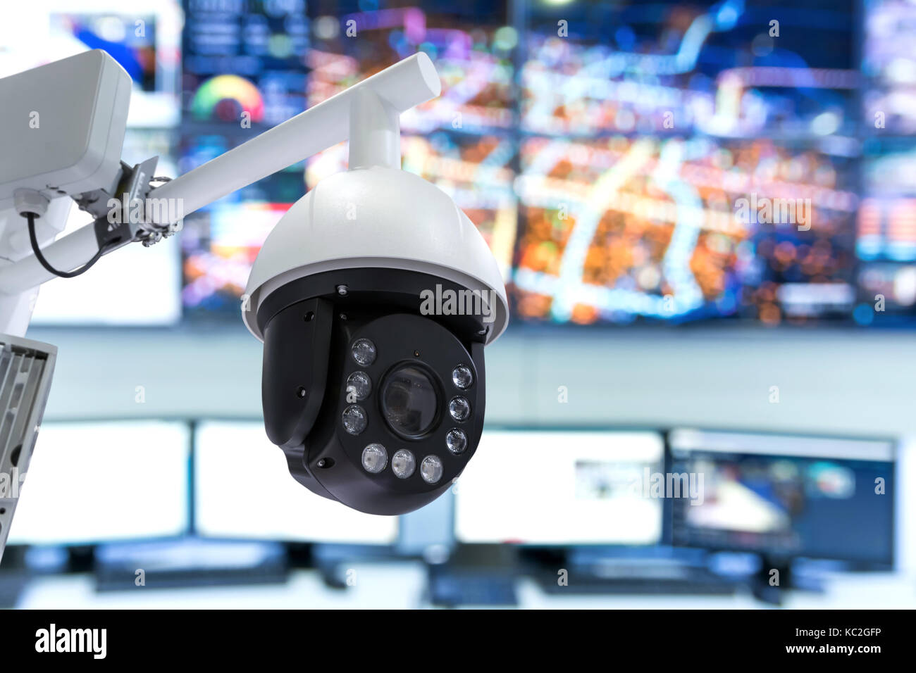 Smart City Technology Konzept. Sicherheit Kamera für alles Überwachung in Stadt mit Control Monitoring zimmer Hintergrund. Stockfoto