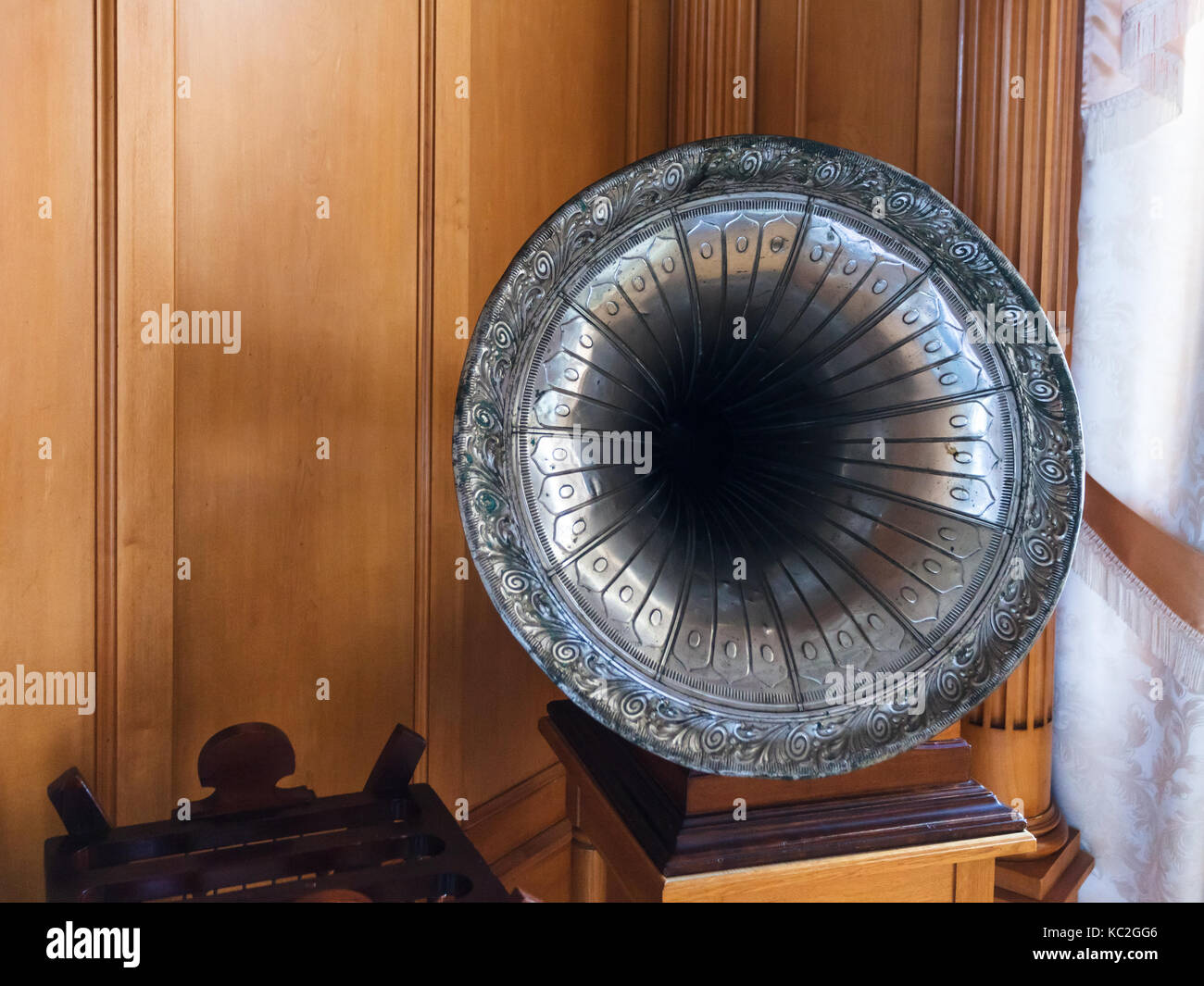 LIVADIYA, Krim - September 21, 2017: grammophon in Music Hall in Livadia Palast. Der Palast war die Sommerresidenz der Familie des russischen Kaiser Stockfoto