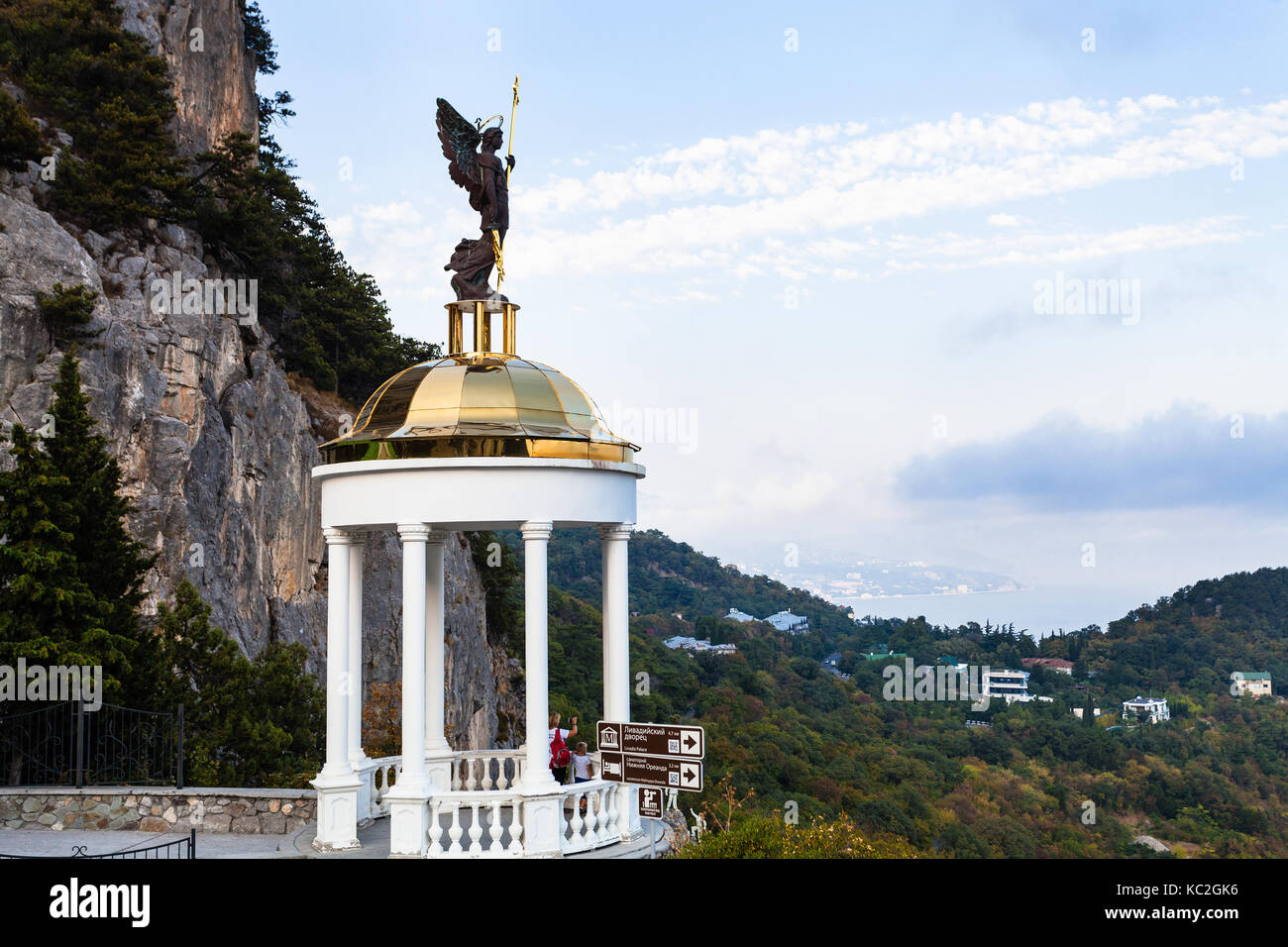 OREANDA, Krim - September 21, 2017: Touristen im Pavillon mit Heiligen Erzengel Michael Statue auf der Krim Südküste. Die Figur wurde im Jahr 2006 ein Stockfoto