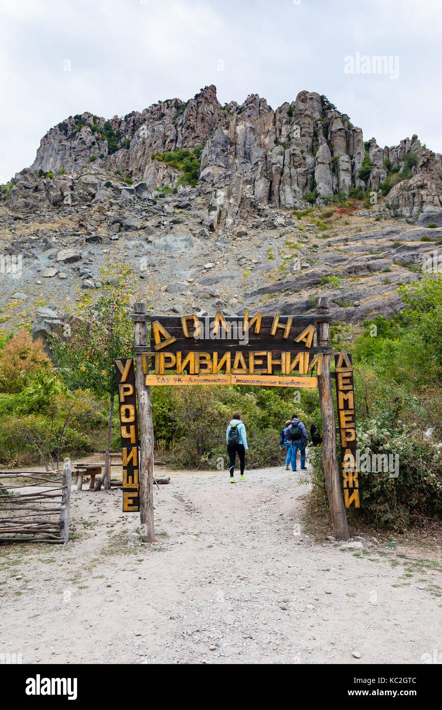 Aluschta, Krim - 22. SEPTEMBER 2017: Touristen im Naturpark im Tal der Gespenster an den Drehort der beliebten Sowjetischen comedy film Kidn Stockfoto