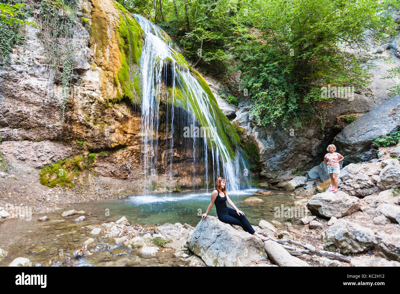 GENERALSKOE, Krim - 22. SEPTEMBER 2017: Touristen in der Nähe von Djur - djur Wasserfall auf Ulu-Uzen Fluss in Haphal Schlucht von Habhal Hydrologischen finden. Es ist. Stockfoto
